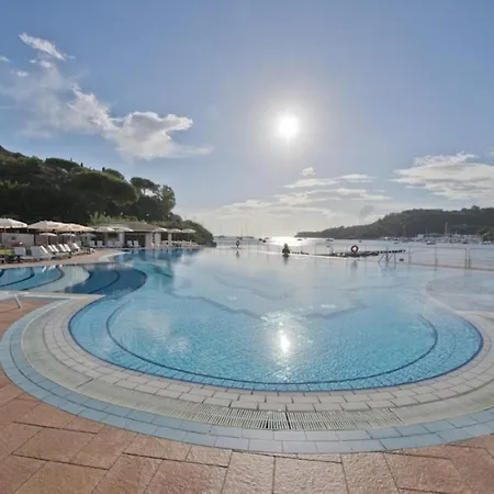 Sleeps 4 Pool Wifi T763933